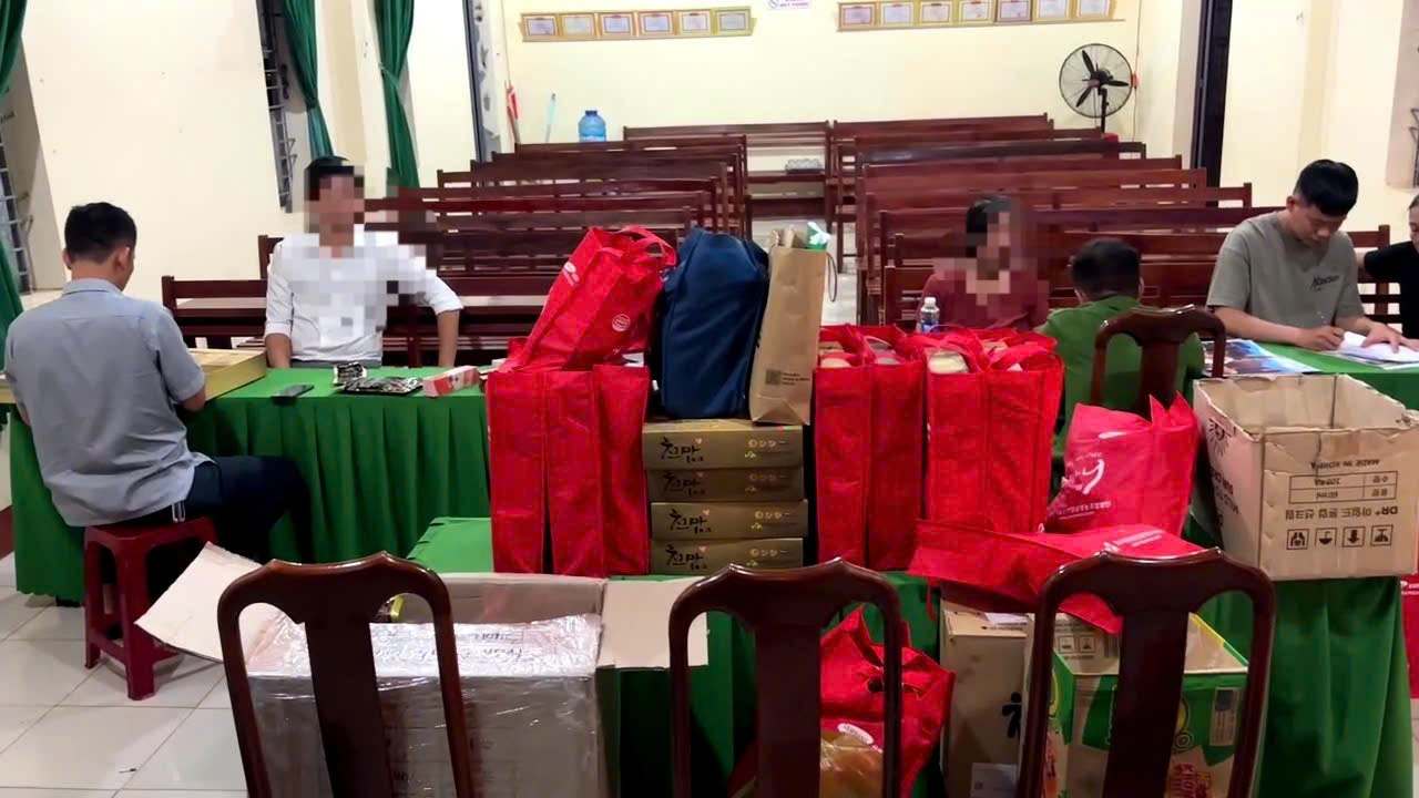 Lực lượng chức năng xử lý đối tượng bán hàng không rõ nguồn gốc trên địa bàn tỉnh Đắk Lắk. Ảnh: Công an cung cấp