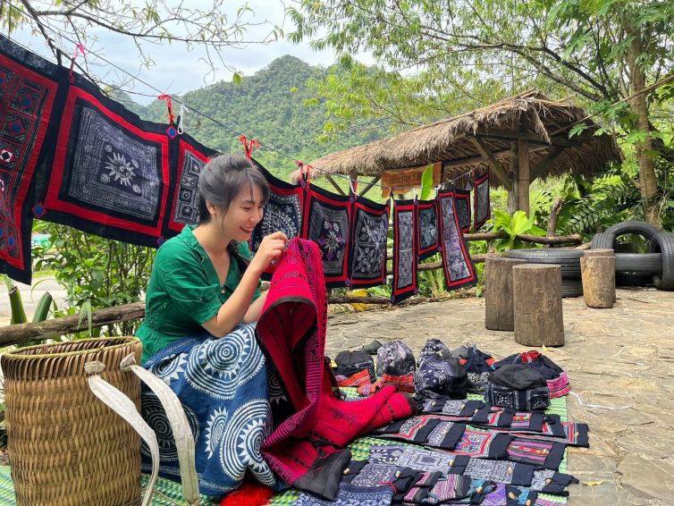 Phu nu H'Mong o Pa Co duy tri va phat trien nghe det tho cam truyen thong, tao ra nhung san pham da dang de ban cho khach du lich. Anh: Thu Hang 