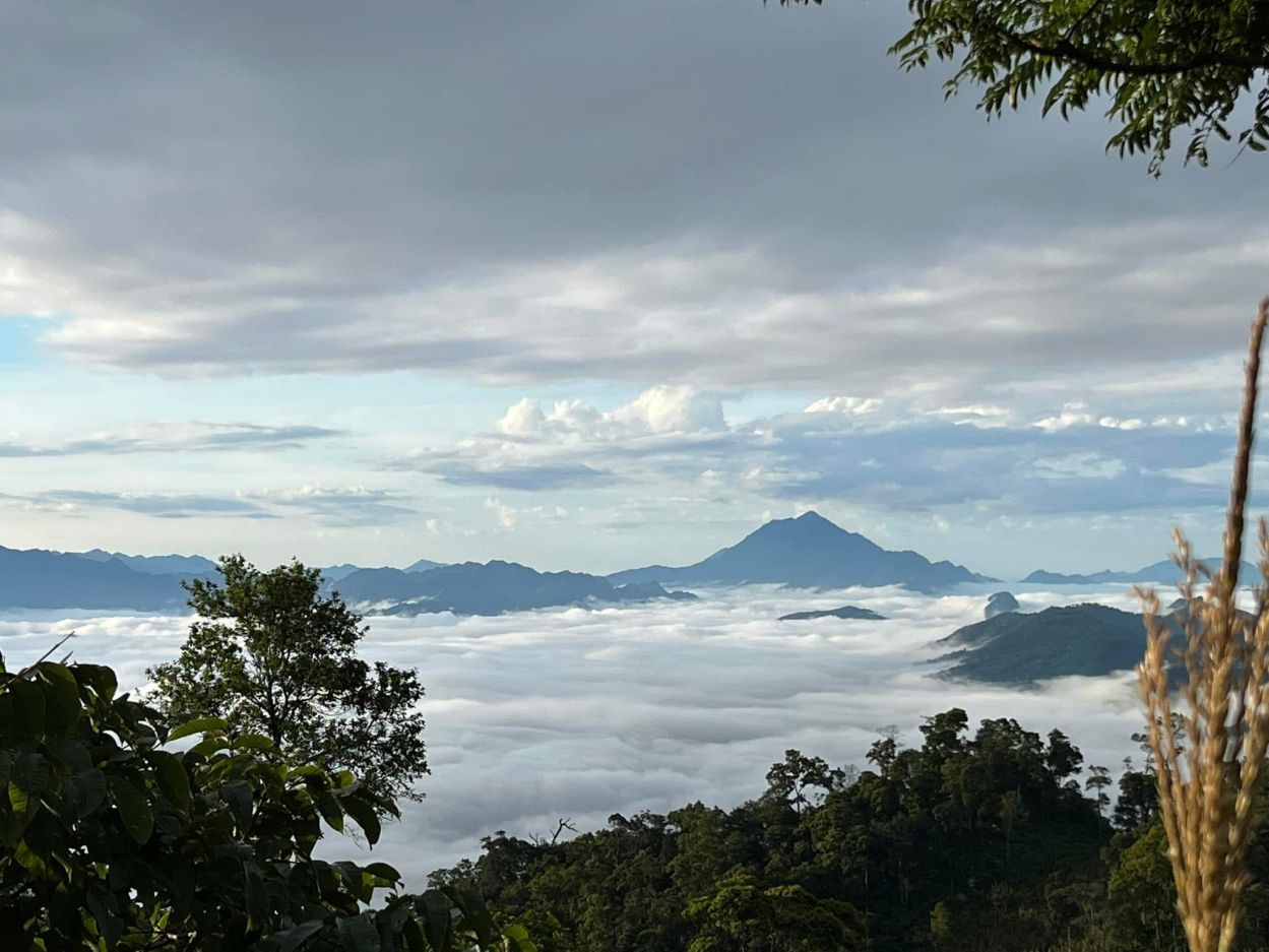 Cloud hunting spot attracts tourists in Pa Co. Photo: Thu Hang