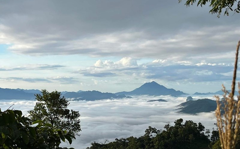 Cloud hunting spot attracts tourists in Pa Co. Photo: Thu Hang