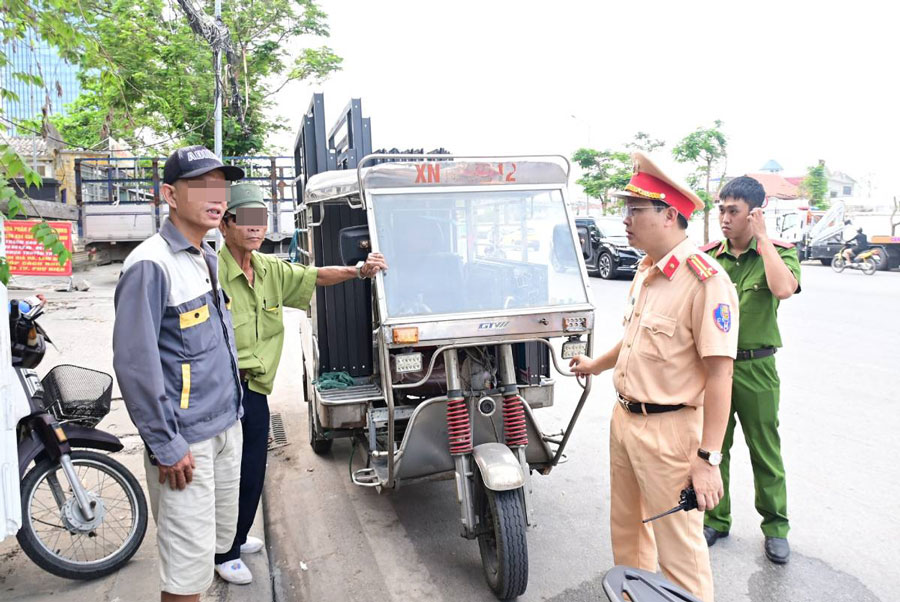 Giám đốc Công an TP Hải Phòng chỉ đạo xử lý tình trạng xe dù bến cóc trên địa bàn dịp nghỉ lễ Quốc khánh 2.9. Ảnh: Công an TP Hải Phòng