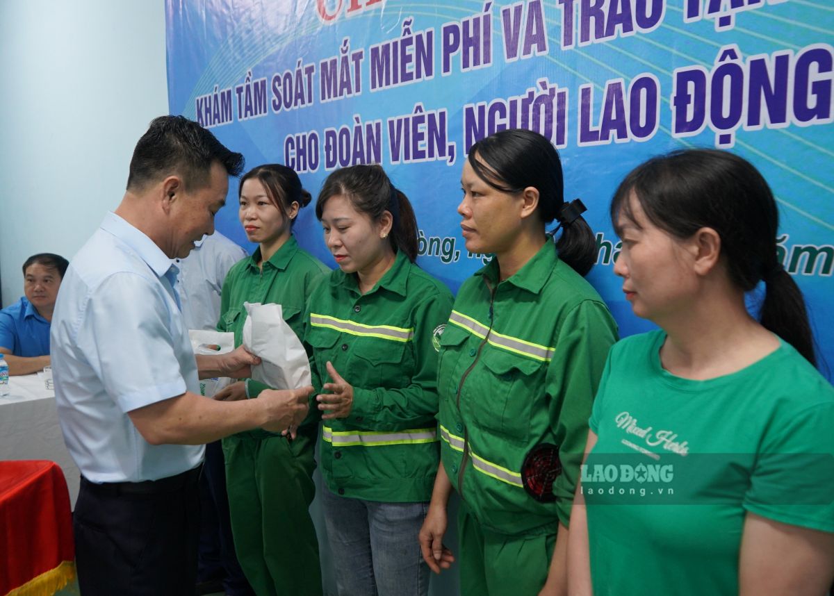 The Vice President of the Hai Phong City Labor Federation presented gifts to the urban poor. Photo: Mai Dung