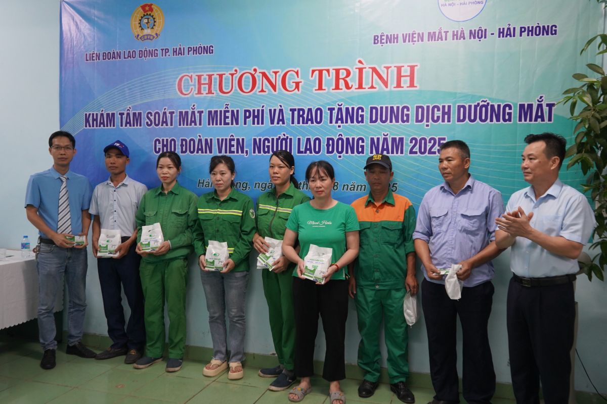 Nguoi lao dong duoc nhan qua tu chuong trinh. Ảnh: Mai Dung