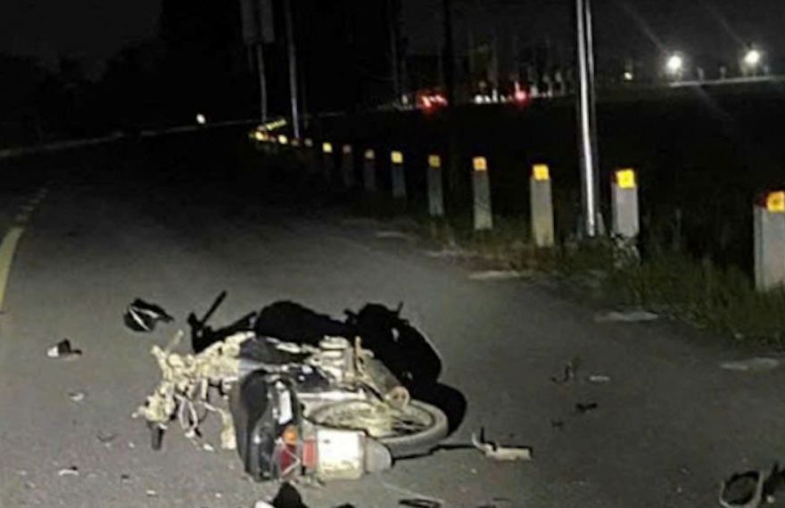 Hien truong vu tai nan giua 2 chiec xe may khien 4 nguoi thuong vong. Anh: NDCC