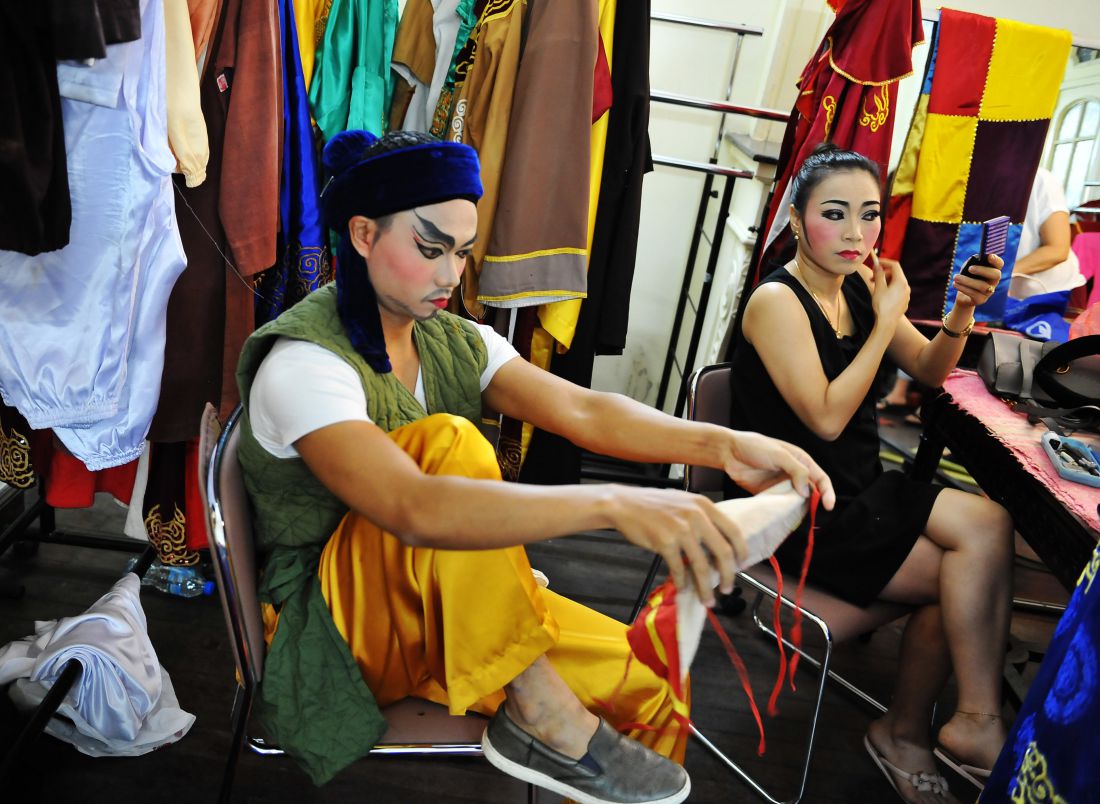 Hoa trang mat ca gio dong ho, xong viec thi thay trang phuc. Thuong nu cau ky hon, vi ai cung muon minh dep.