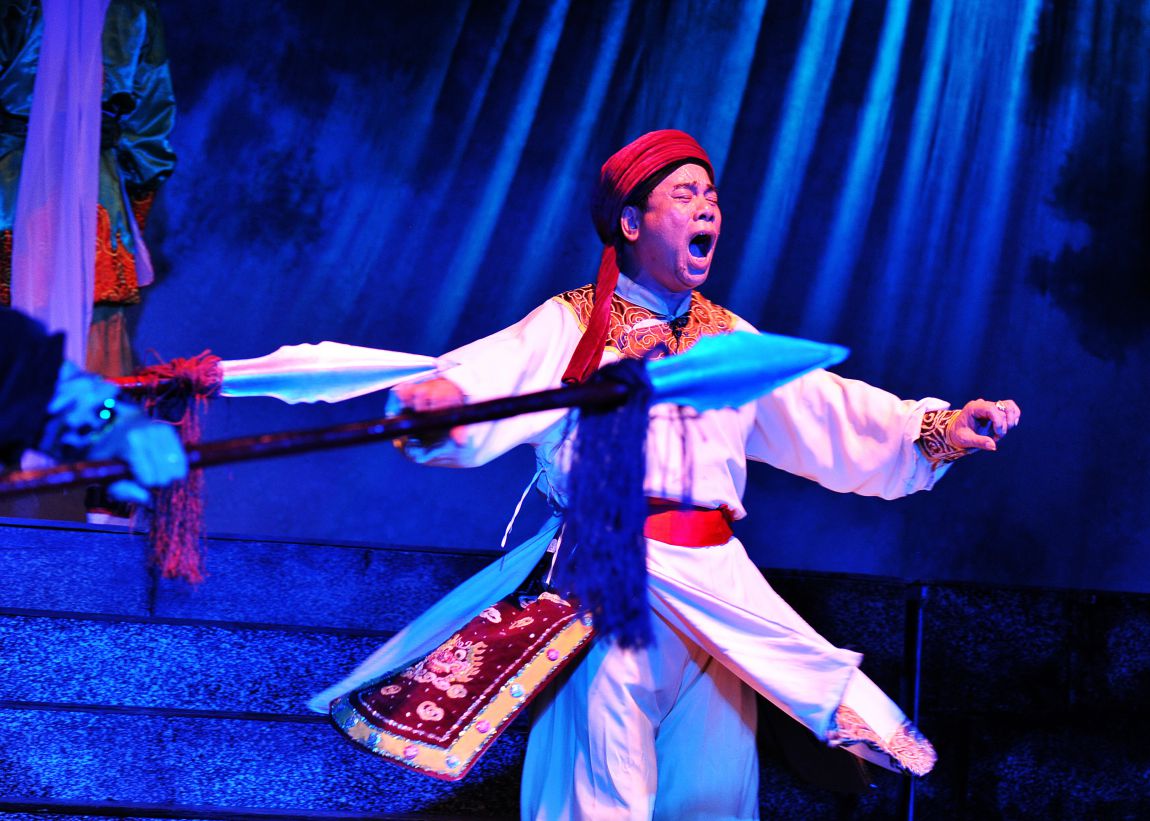 NSND Anh Duong dang the hien vai dien Ho Quy Ly trong vo tuong “Ho Quy Ly”. 55 tuoi, 33 nam trong nghe, so truong vai chinh dien, anh bao: Dieu kho nhat la dien ta tam trang, su giang xe trong tam cua Ho Quy Ly trong su nghiep cai cach dat nuoc cua ong... Vao vai lich su, mong muon nhat cua nam nghe si la lot ta tinh cach nhan vat dung thoi diem lich su do. 