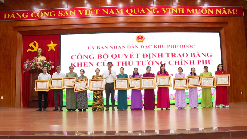 Awarding the Prime Minister's Certificate of Merit to 32 individuals in the education sector of Phu Quoc Special Zone. Photo: Nam Phuong