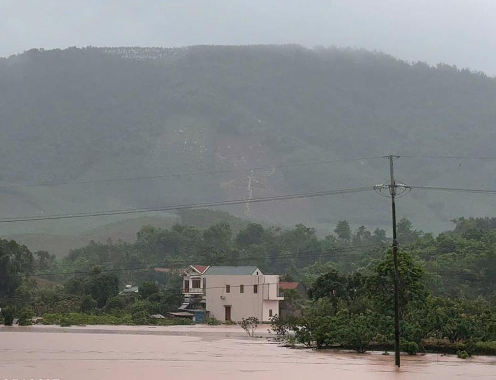 バクニン省の高地コミューンの浸水地域の写真。写真:バクニン省警察交通警察署