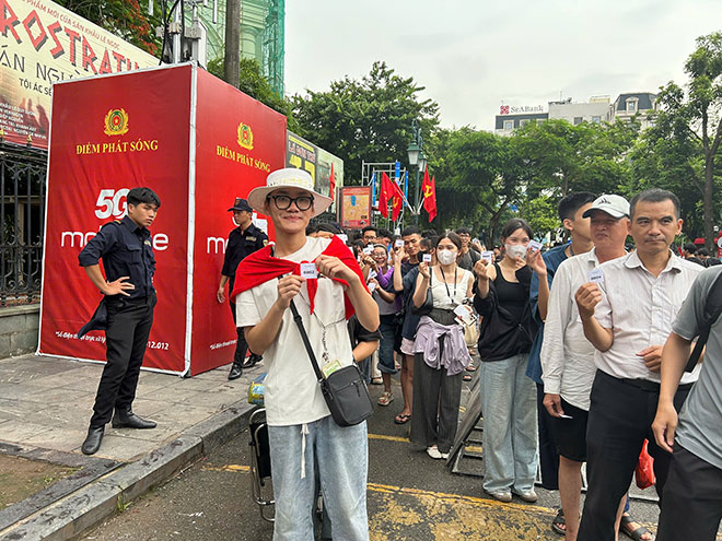 The audience lined up to get tickets for the concert "Vietnam in Me". Photo: Quynh An