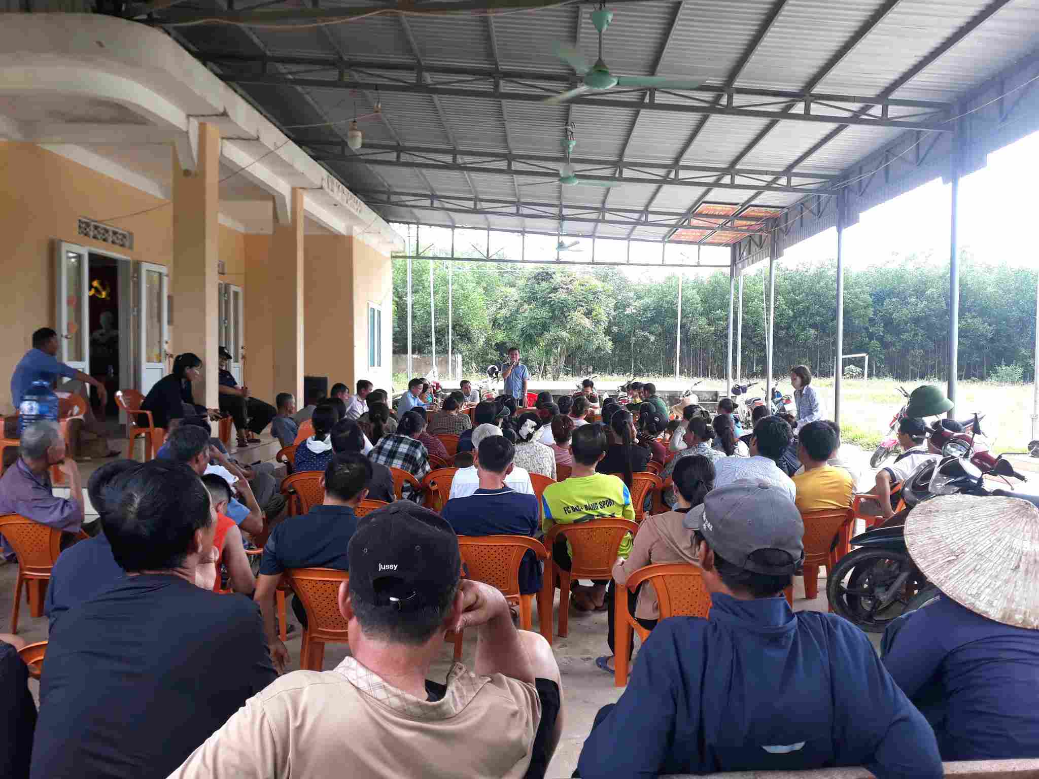 地方自治体は、汚染を引き起こす排水地域の豚農場について住民と対話しています。写真:Ha Thuy