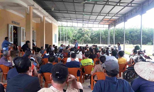 Chính quyền địa phương đối thoại với người dân về việc trại lợn trên địa bàn xả thải gây ô nhiễm. Ảnh: Hà Thủy