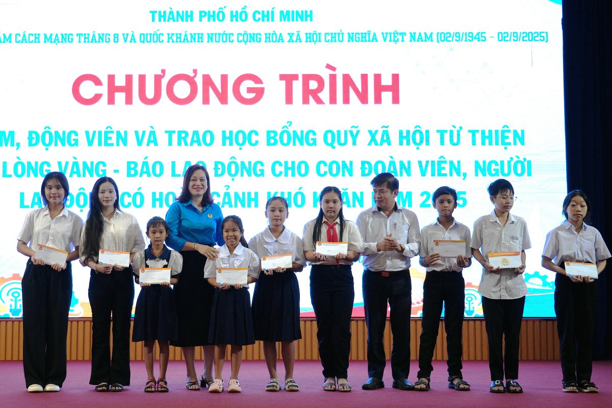 Awarding scholarships from the Golden Heart Social Charity Fund to students who have overcome difficulties and studied well in Ngai Giao commune, Ho Chi Minh City. Photo: Thanh An