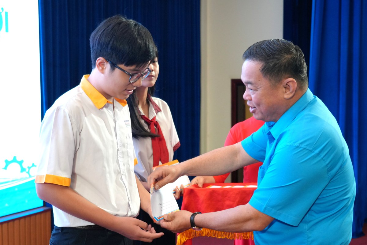 Ong Nguyen Ba Hung - Pho Chu tich LDLD TPHCM - trao hoc bong Nguyen Duc Canh cho cac em hoc sinh. Anh: Thanh An