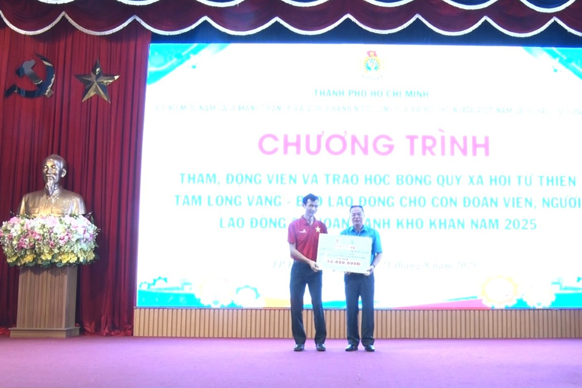 Dai dien Ngan hang Vietcombank Chi nhanh Phu My trao bieu trung 50 phan hoc bong cho to chuc Cong doan. Anh: Thanh An