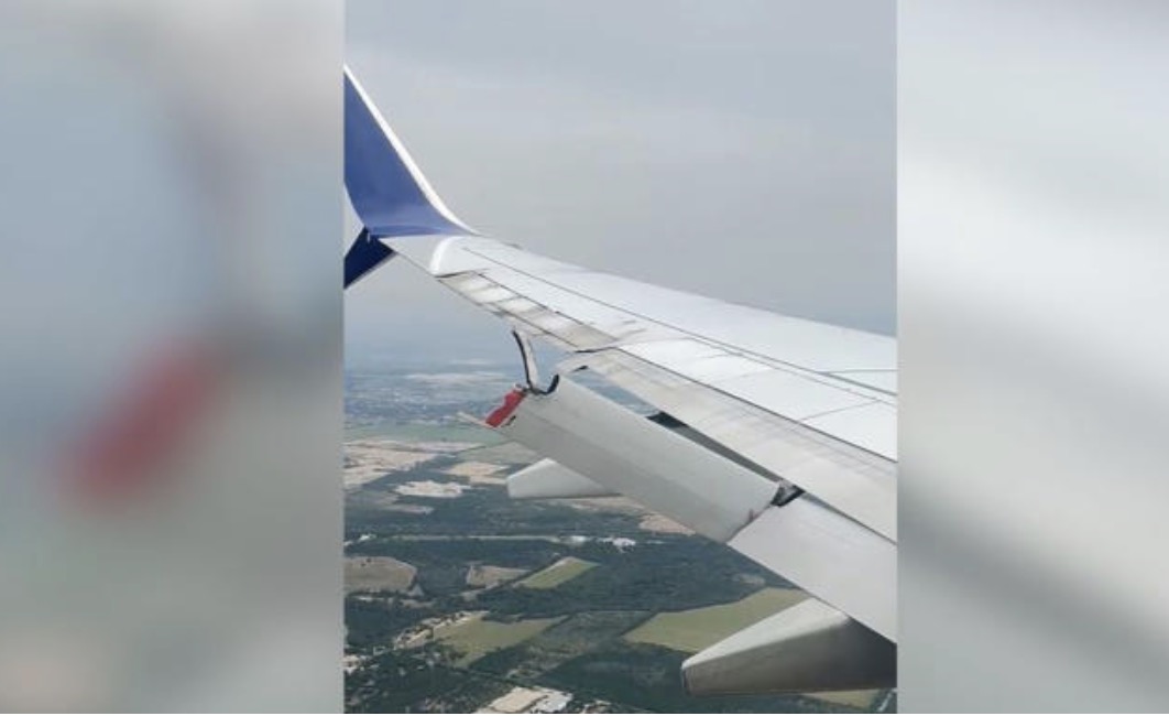 항공기가 공중에 있을 때 항공기 날개가 부러졌습니다. 승객 비디오에서 캡처한 사진