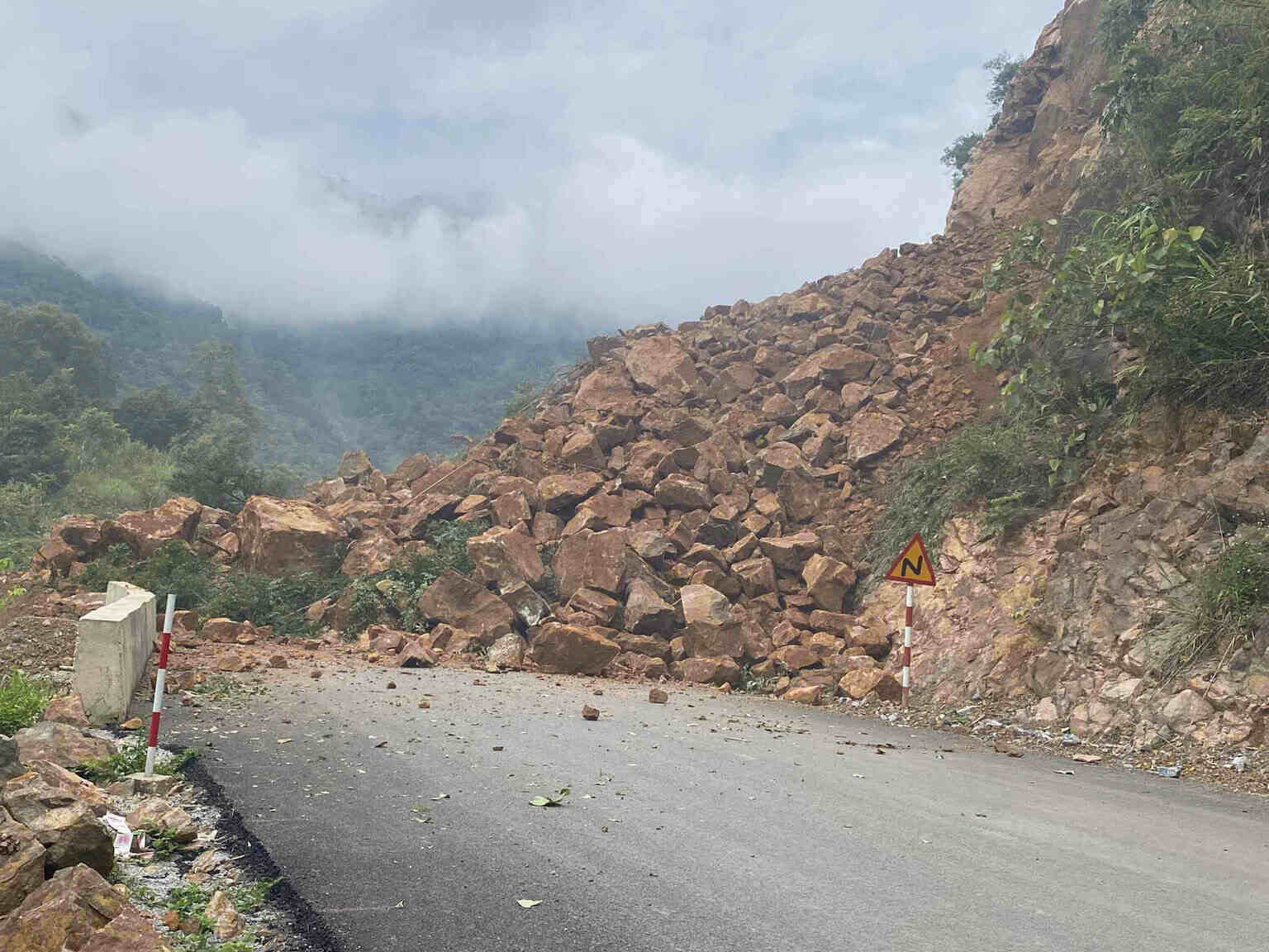 The landslide on National Highway 4G, the section passing through Ta Co village, Sop Cop commune, caused the road to be cut off and traffic congestion. Photo: Hai Dang