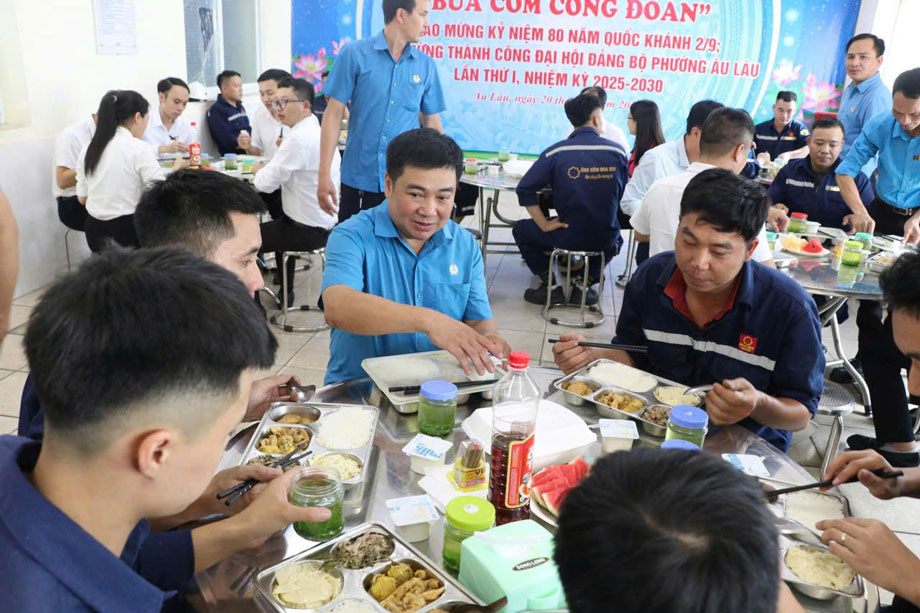 Ong Phan Huy Cuong, Pho chu tich Lien doan Lao dong tinh Lao Cai du bua com cong doan cung nguoi lao dong. Anh: Bao Nguyen