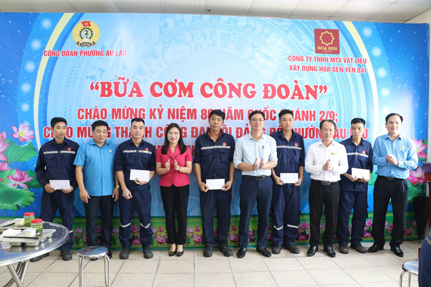 Tang qua cho doan vien co hoan canh kho khan  