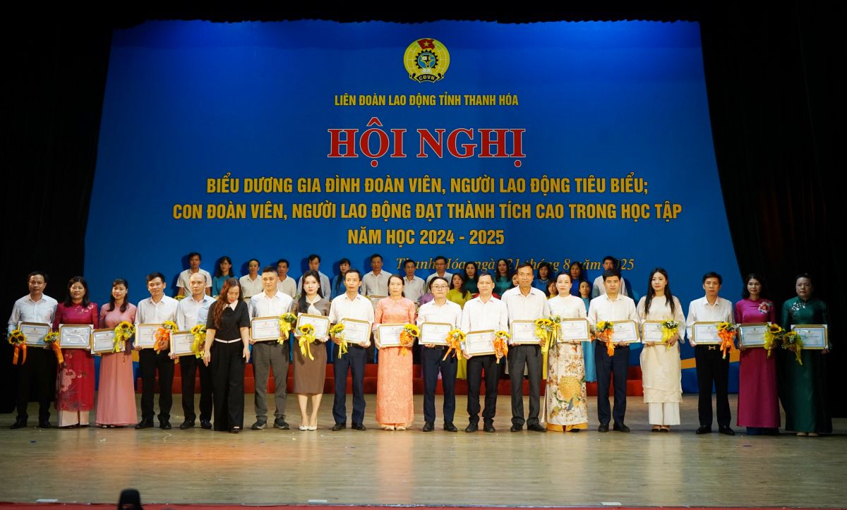 Trao Giay khen cho 39 gia dinh tieu bieu. Anh: Quach Du