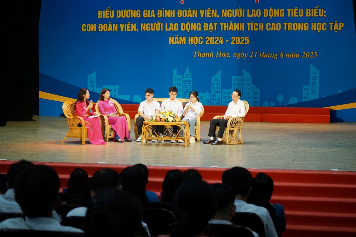 Tro chuyen, lang nghe chia se cua dai dien cac hoc sinh co thanh tich hoc tap xuat sac va cac gia dinh tieu bieu. Anh: Quach Du