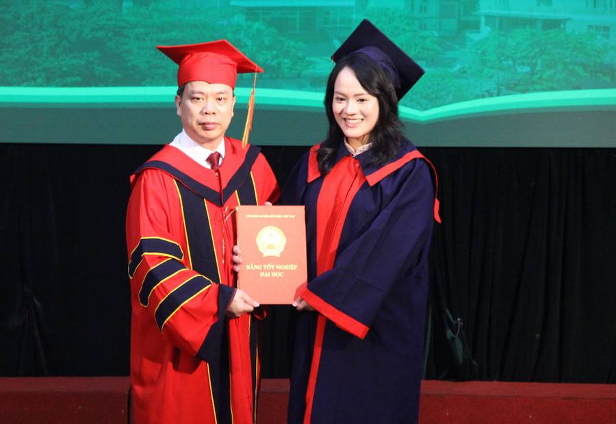 PGS.TS Nguyen Quoc Huy – Giam doc Hoc vien Y – Duoc hoc co truyen Viet Nam trao bang tot nghiep cho cac tan bac sy Y hoc co truyen, bac sy Y khoa va Duoc sy. Anh: Hoc vien cung cap 