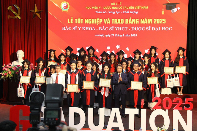Lanh dao Hoc vien Y - Duoc hoc co truyen Viet Nam trao giay khen cho cac sinh vien co thanh tich xuat sac. Anh: Hoc vien cung cap 