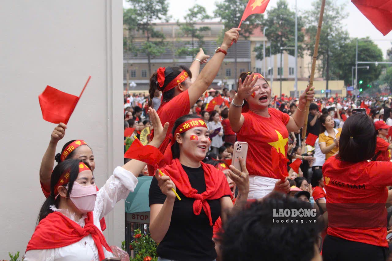 Dam dong ho reo, vay co chao don doan dieu binh, dieu hanh tren xe den diem tap ket. Anh: Le Tuyen