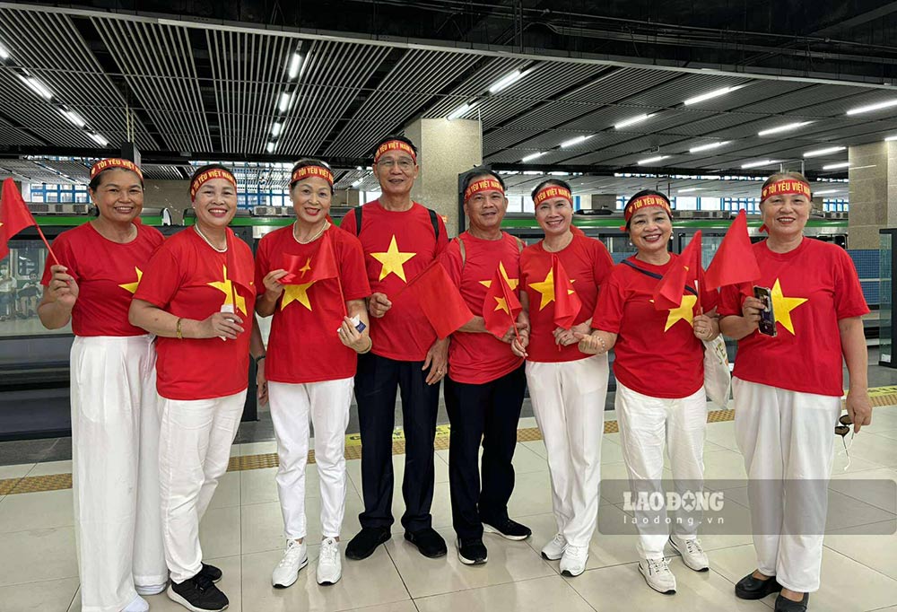 Nguoi dan va du khach mac ao co do sao vang, cam co To quoc, deo bang do... san sang den cac tuyen pho noi doan dieu binh, dieu hanh di qua. Anh: Nguyen Dat