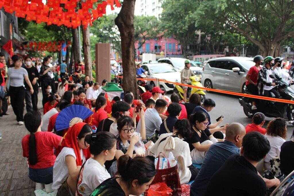 14h30: Dong nguoi do ve pho Nguyen Thai Hoc cho xem dieu binh, dieu hanh. Nhieu doan via he tac nghen vi nguoi dan, du khach tap trung. Anh: Le Tuyen