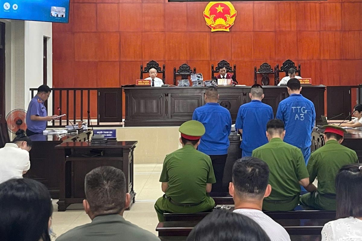 Quang cảnh phiên tòa xét xử vụ đưa người vượt biên trái phép ở Quảng Ninh. Ảnh: QMG