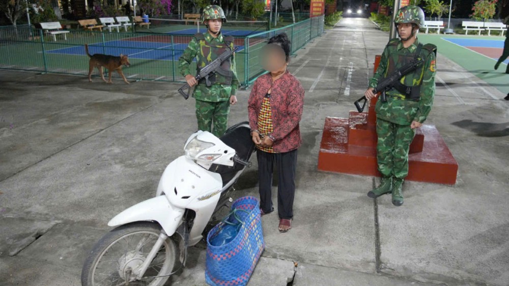 Đối tượng Neàng Nhây bị đồn Biên phòng cửa khẩu Quốc tế Tịnh biên bắt quả tang về hành vi vận chuyển trái phép chất ma túy.  Ảnh: Tiến Vinh