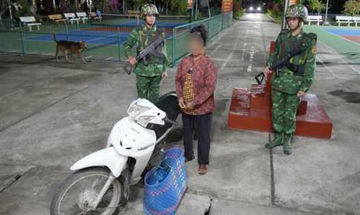 Đối tượng Neàng Nhây bị đồn Biên phòng cửa khẩu Quốc tế Tịnh biên bắt quả tang về hành vi vận chuyển trái phép chất ma túy.  Ảnh: Tiến Vinh