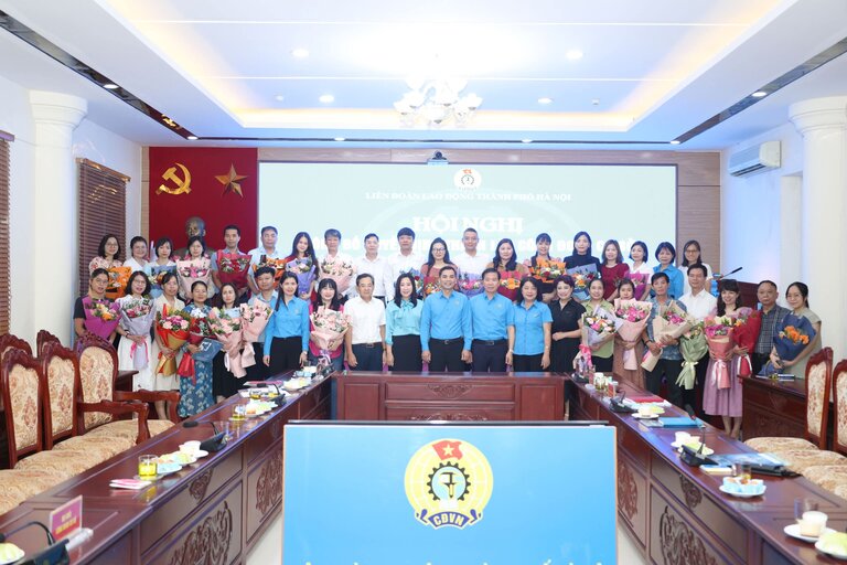 하노이시 노동총연맹 지도부와 새로 설립된 기초 노동조합 대표들. 사진: Ngoc Anh
