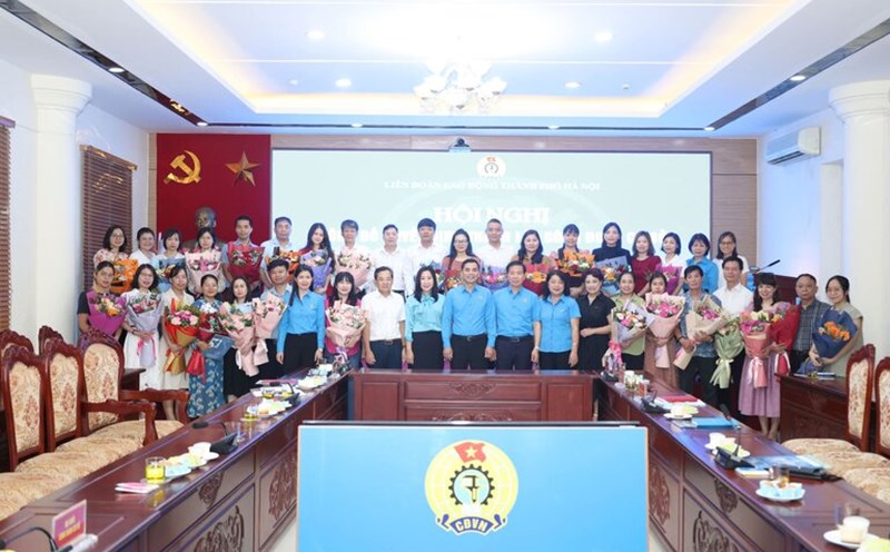 Leaders of the Hanoi City Labor Federation and representatives of the newly established grassroots unions. Photo: Ngoc Anh