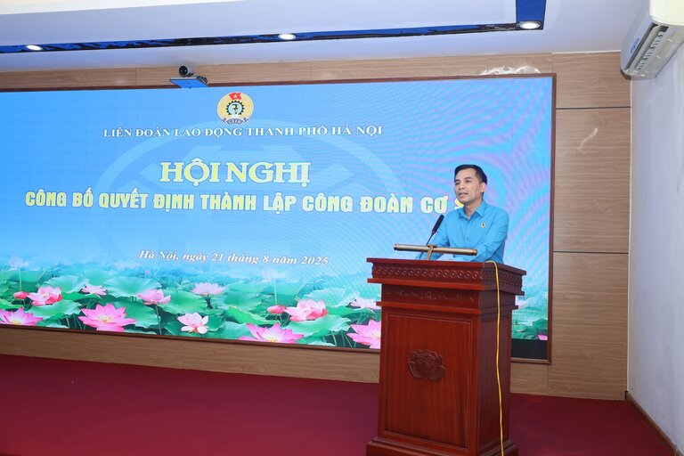 Ong Le Dinh Hung phat bieu tai buoi cong bo Quyet dinh thanh lap 31 cong doan co so. Anh: Ngoc Anh