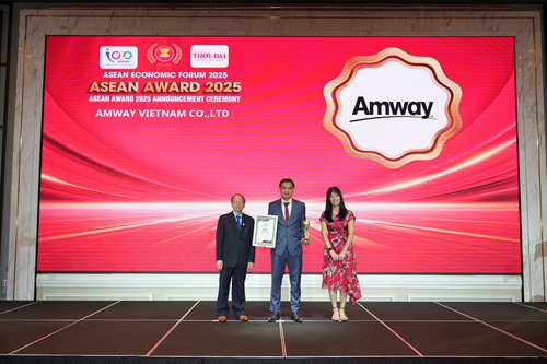 Amway Việt Nam vinh dự được xướng tên tại Diễn đàn Kinh tế ASEAN lần thứ 6, ở hạng mục Top 5 Doanh nghiệp tiêu biểu ASEAN. Ảnh: Amway