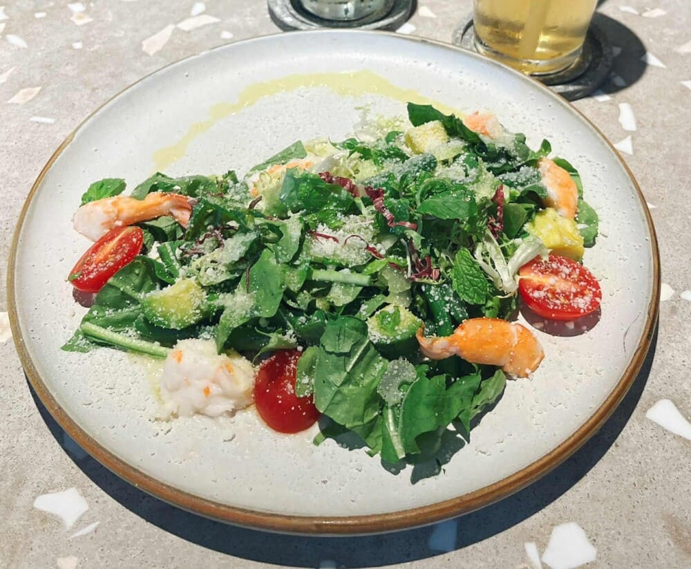 Salad tôm thanh mát rất phù hợp đổi vị cho các bữa cơm gia đình ngày cuối tuần. Ảnh: Mai Ka