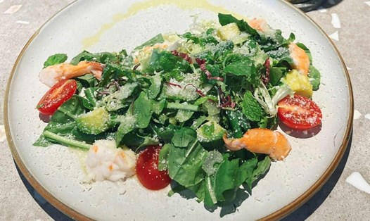 Salad tôm thanh mát rất phù hợp đổi vị cho các bữa cơm gia đình ngày cuối tuần. Ảnh: Mai Ka