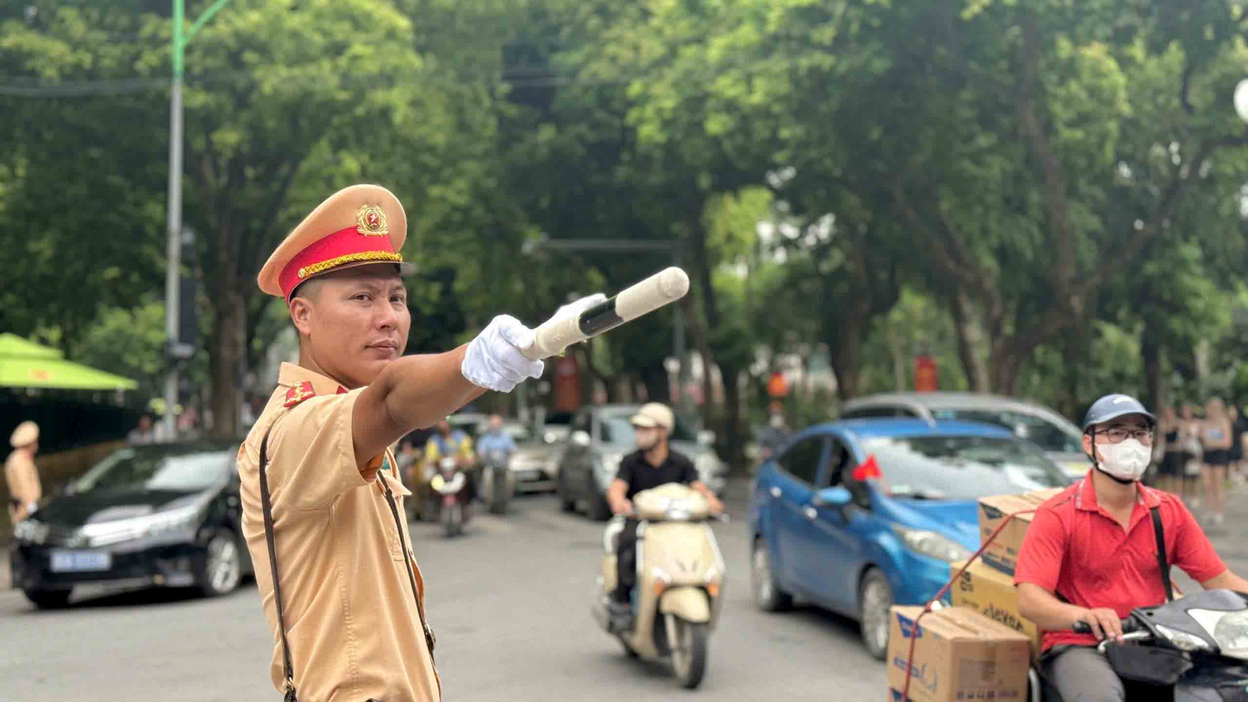 Can bo CSGT phan luong giao thong tai tuyen duong Hung Vuong - Phan Dinh Phung, trua 21.8. Anh: To The