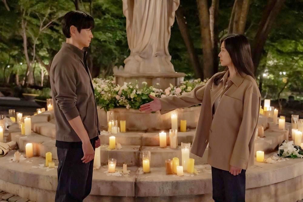 Actors Jun Ji Hyun, Kang Dong Won. Photo: Tempest film producer