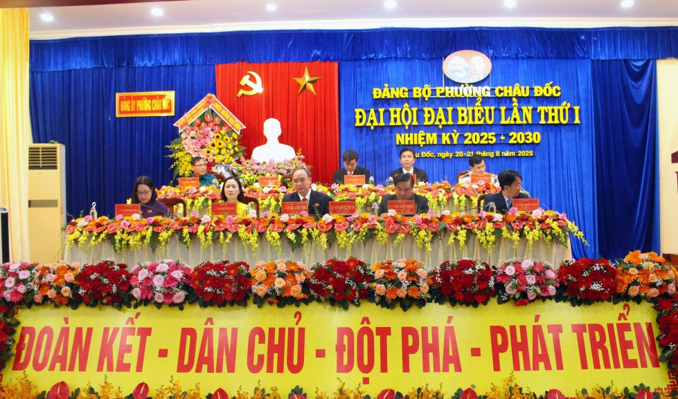 Voi chu de: “Doan ket - Dan chu - Dot pha - Phat trien“, Dai hoi xac dinh mcuj tieu: Xay dung Chau Doc tro thanh do thi trung tam bien gioi Tay Nam cua tinh An Giang. Anh: Lam Dien 
