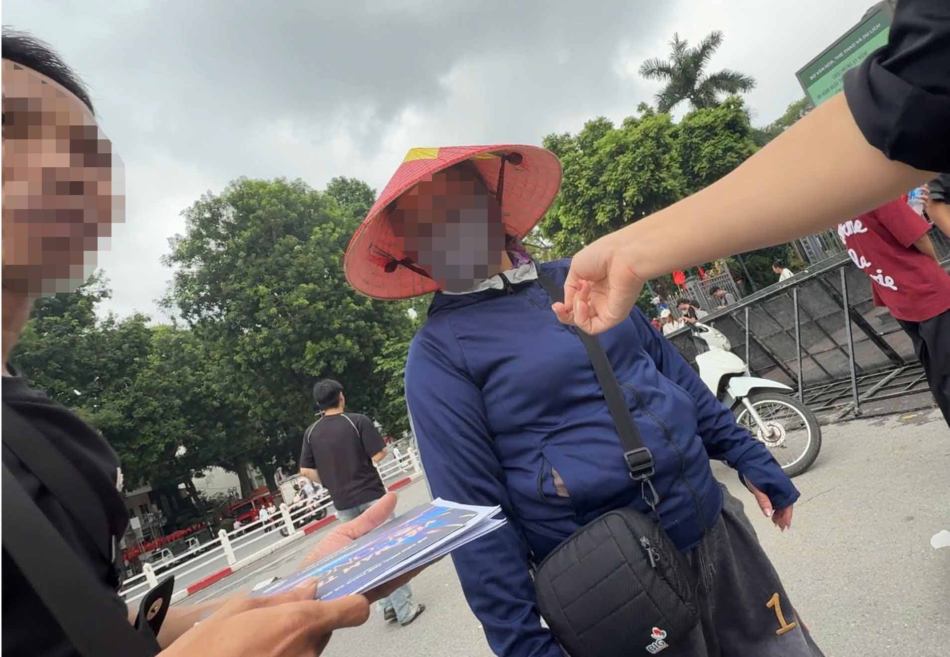 Anh Tien dang quang cao ban cho PV 1 cap ve zone hanh phuc 1 voi gia 2 trieu dong. Anh: Nhom PV