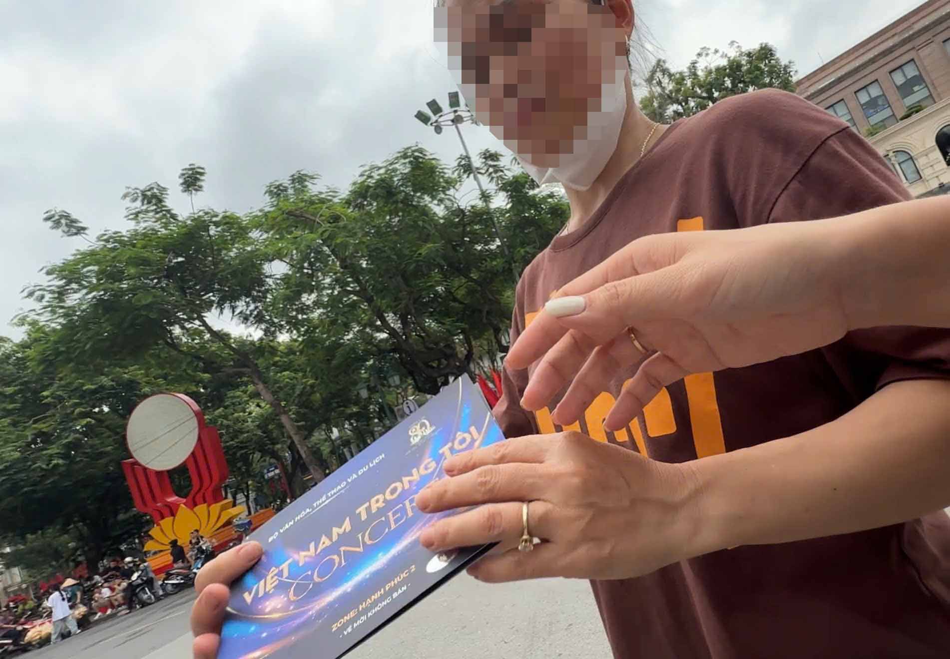 Ba Thu dang quang cao ban ve cho PV. Anh: Nhom PV