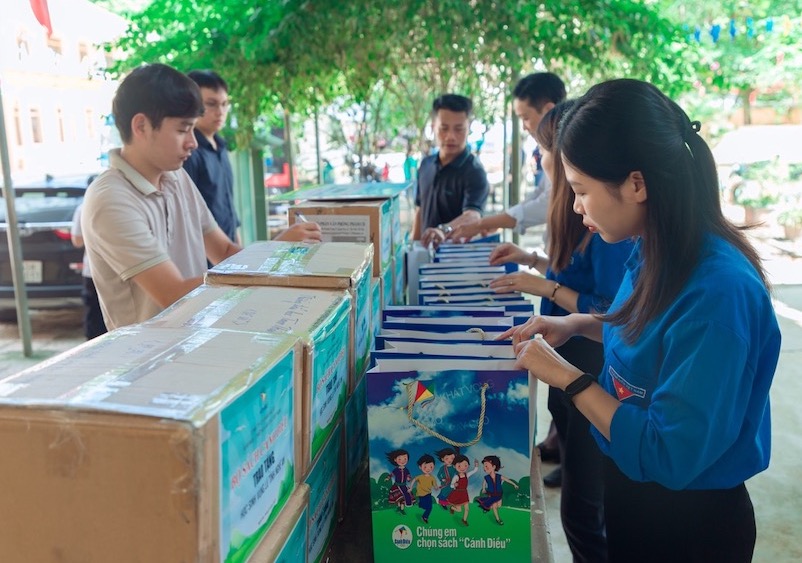 Cong ty Co phan Dau tu Xuat ban - Thiet bi Giao duc Viet Nam (VEPIC) da trao tang 1.625 sach giao khoa cho hoc sinh tai Nghe An sau con bao so 3. Anh: Dao Hien