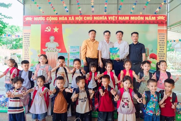 Cong ty VEPIC trao tang vat pham va tien mat den Truong Tieu hoc Tam Thai (Nghe An). Anh: Dao Hien 