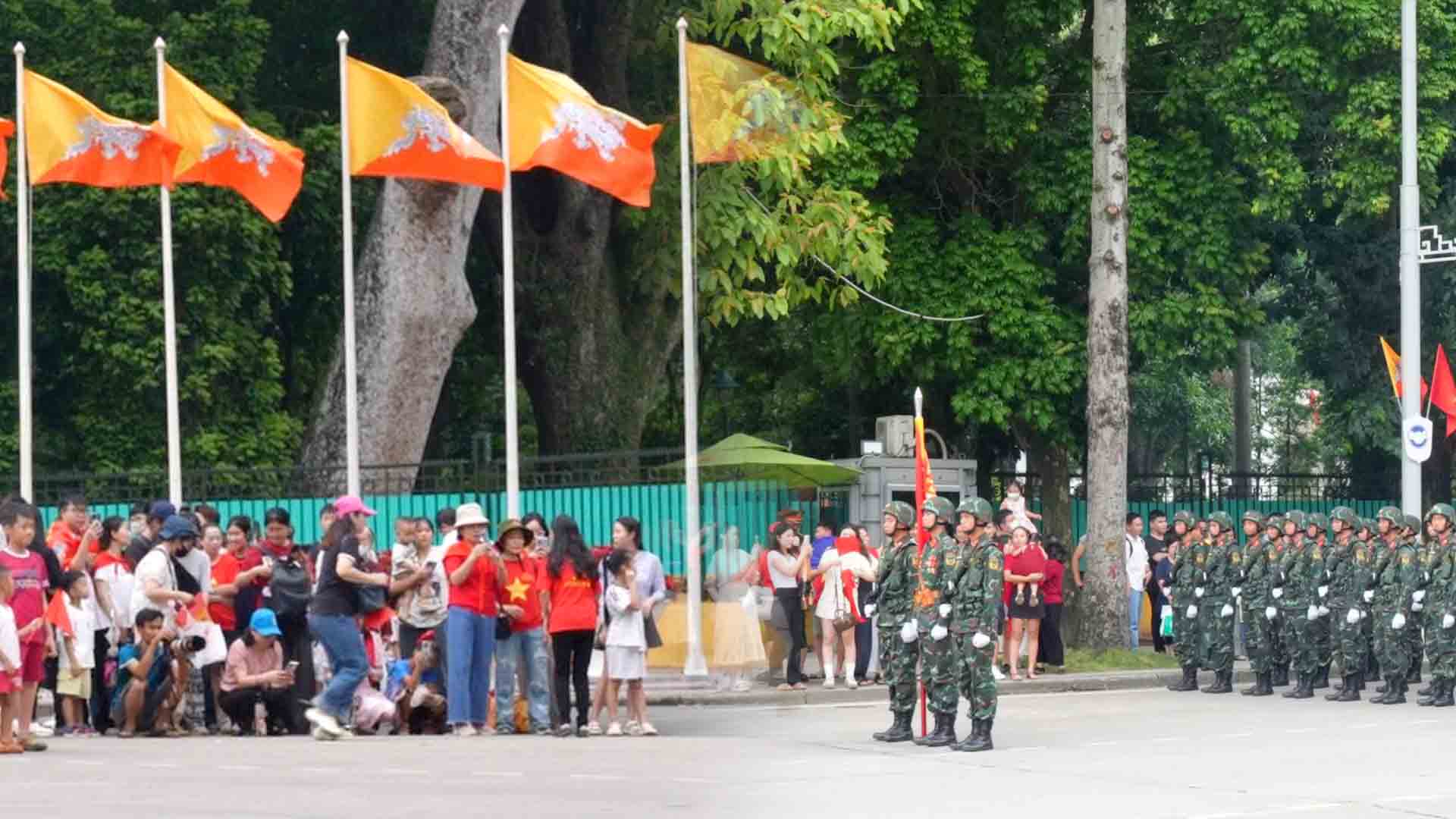 Hundreds of people arrived at Ba Dinh Square early to wait to watch the A80 parade