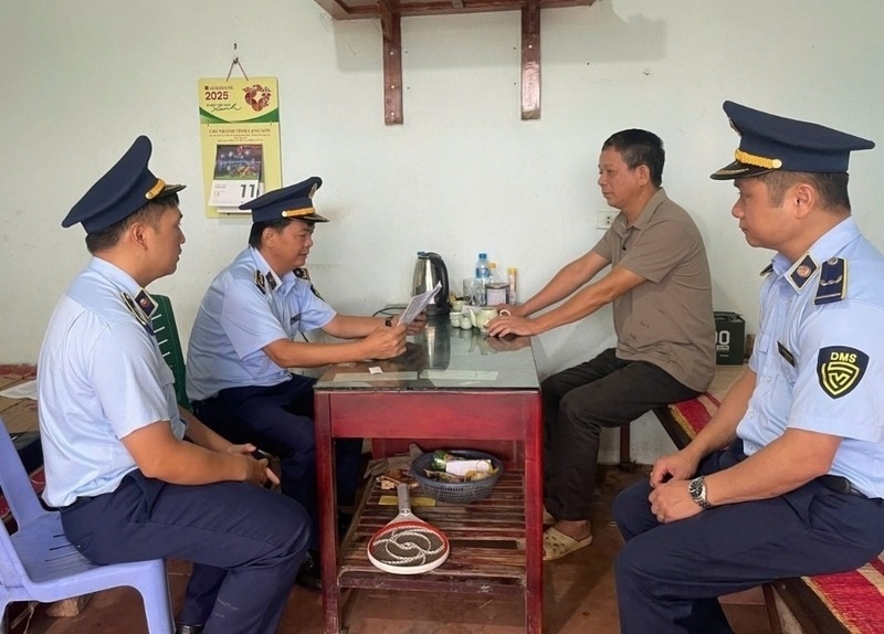 Doi QLTT so 4の職員が、Nhu Tuan石油有限会社のYen Binhガソリンスタンドでの検査決定を発表しました。写真:キム・チー