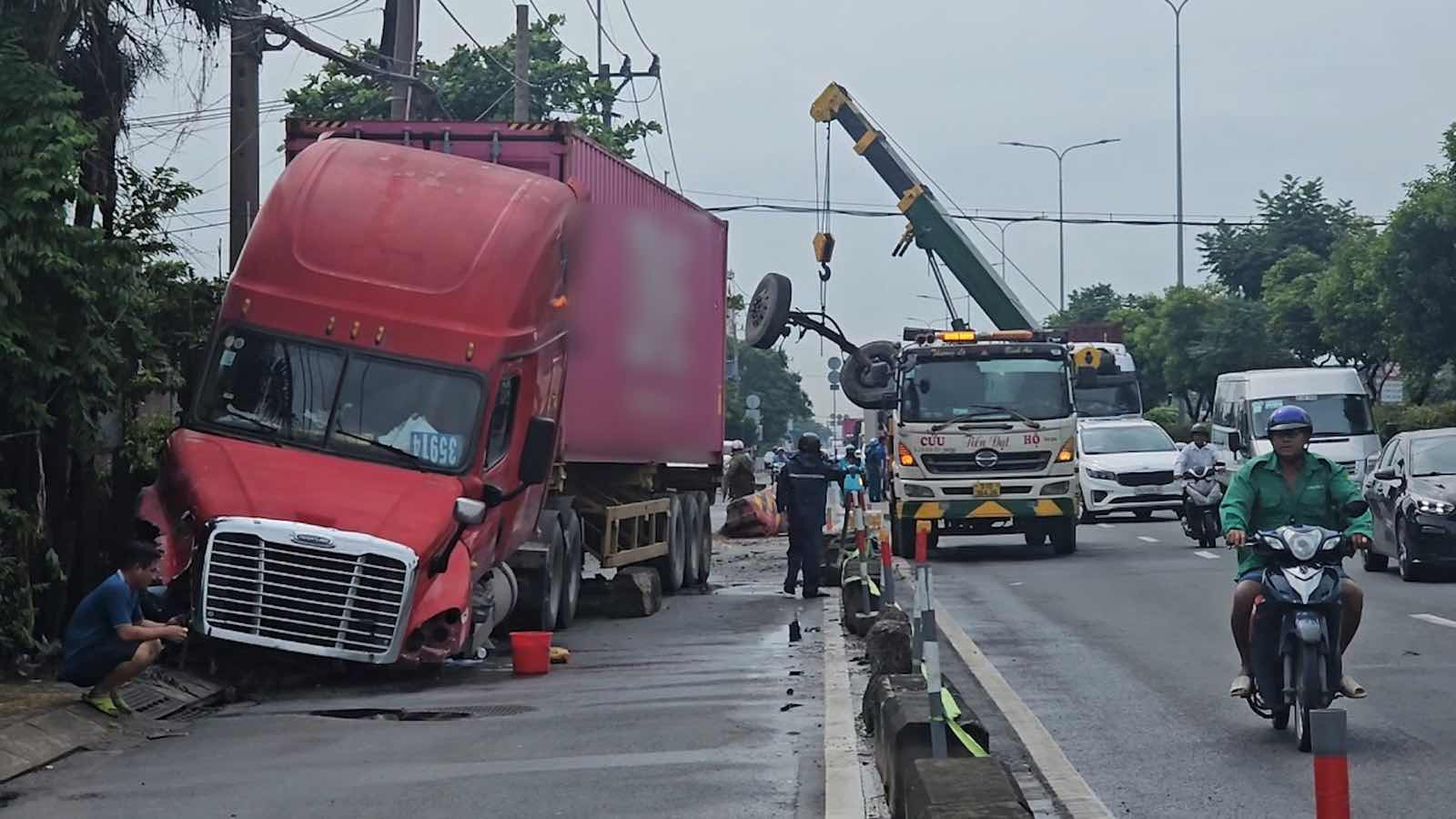 Scene of the container truck losing control, destroying the median strip on the road in Ho Chi Minh City