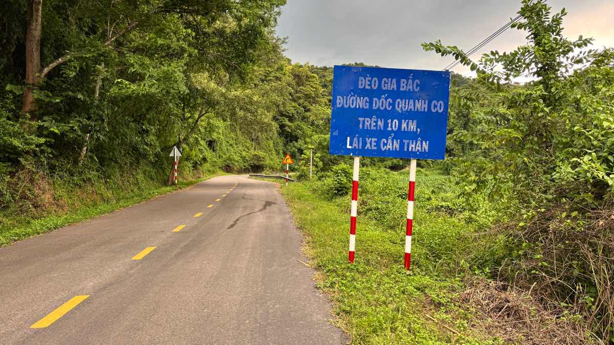 Bien bao truoc khi len deo Gia Bac. Anh: Duy Tuan 