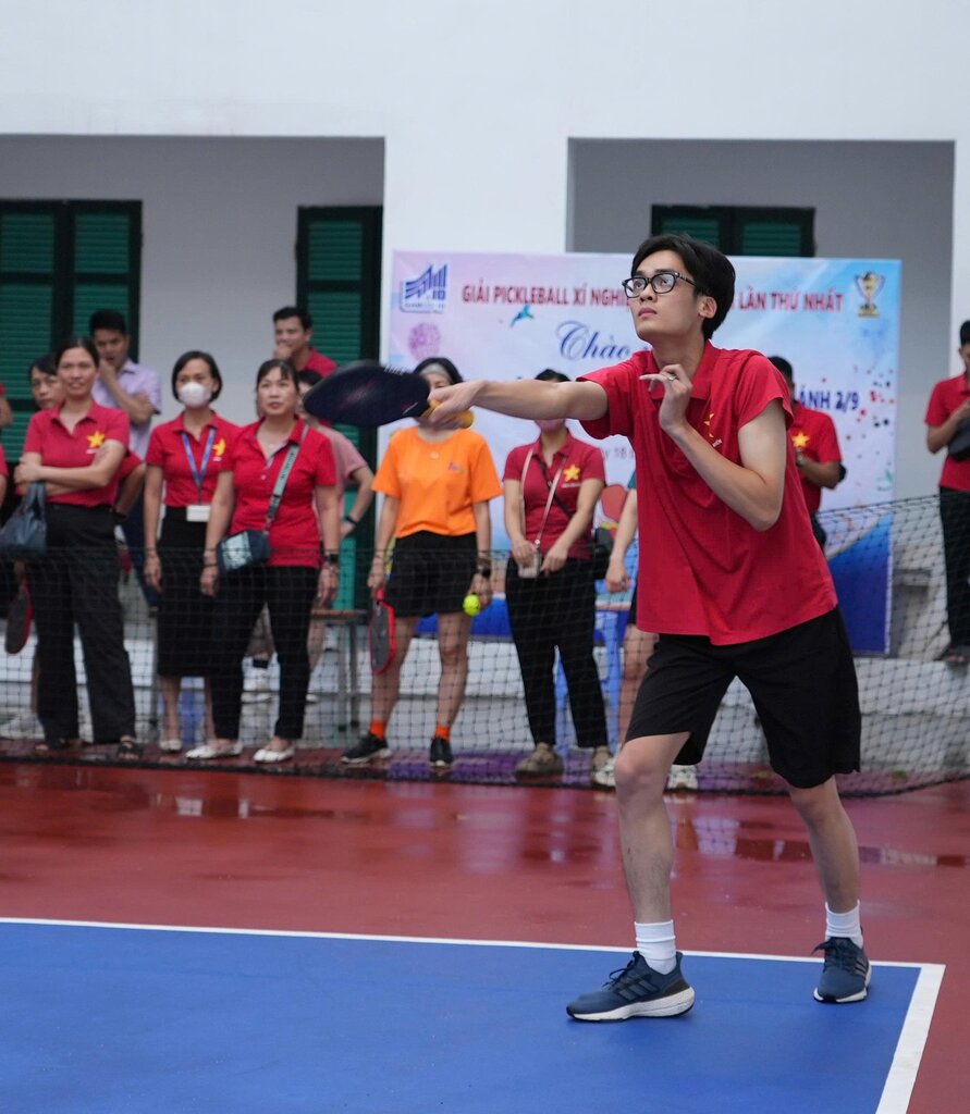 노동자들이 8월 혁명 80주년 및 9월 2일 국경일을 기념하여 하노이 셔츠 공장 노동조합이 주최한 교류 프로그램에서 경기를 하고 있습니다. 사진: Thu Thuy